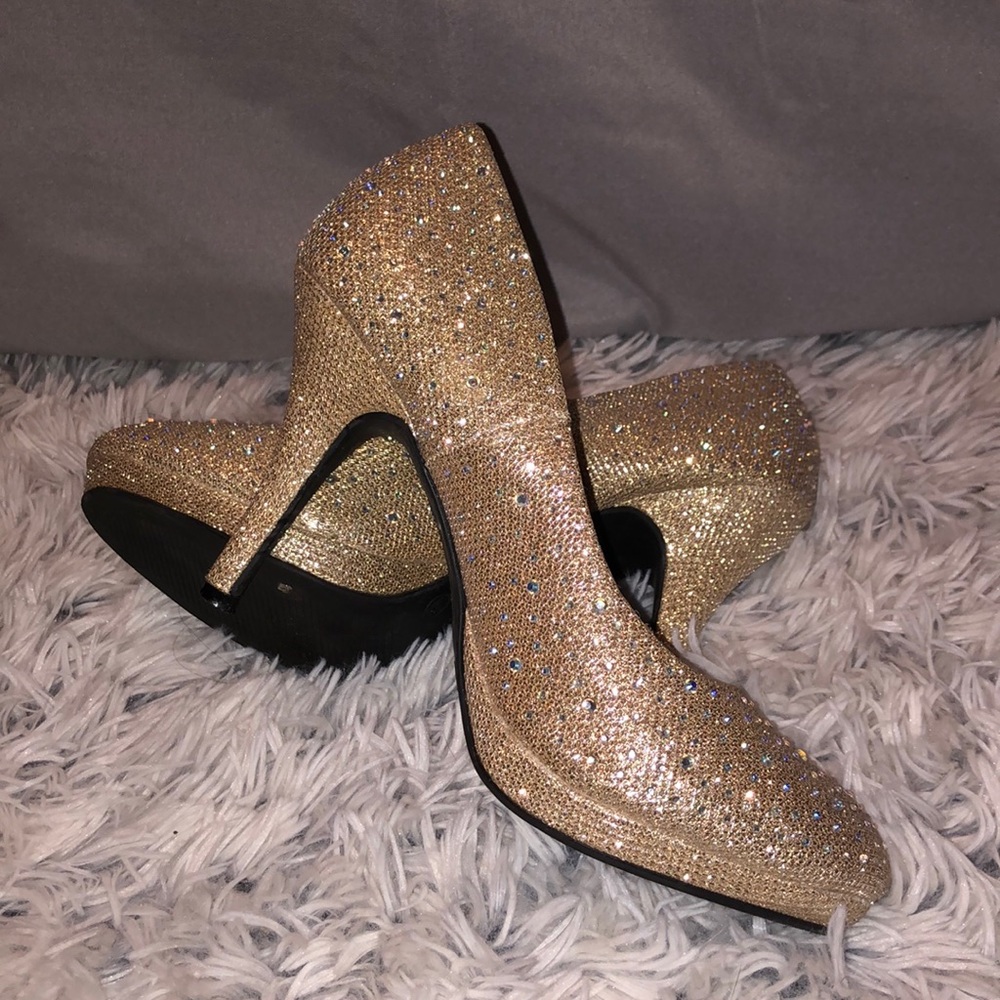 gold heels w/ diamonds. size 8 in women’s ❤️